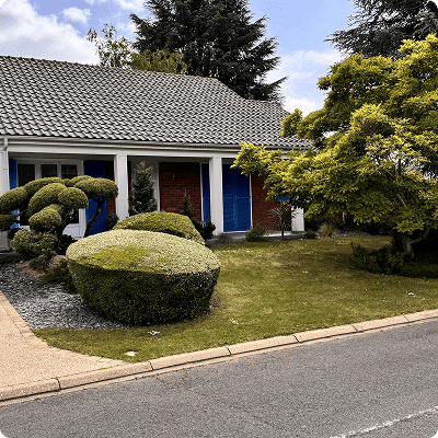 Maison individuelle avec jardin et allée pavée dans un quartier résidentiel